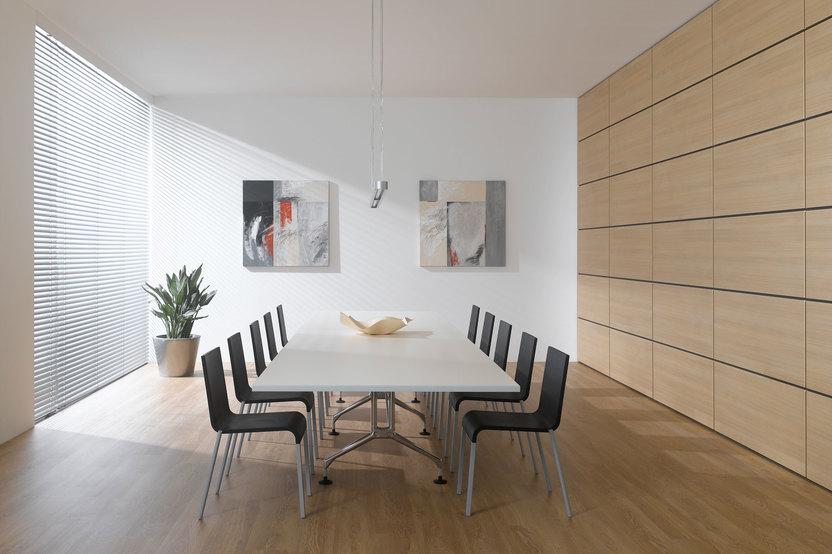 Impression eines Konferenzraumes im Hotel mit Einbauschrank aus Massivholz und weißem Konferenztisch