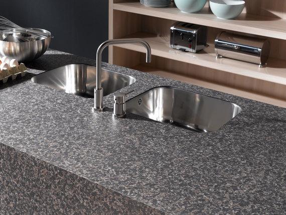 Detailaufnahme einer Arbeitsplatte in Steinoptik mit integriertem Doppelspülbecken