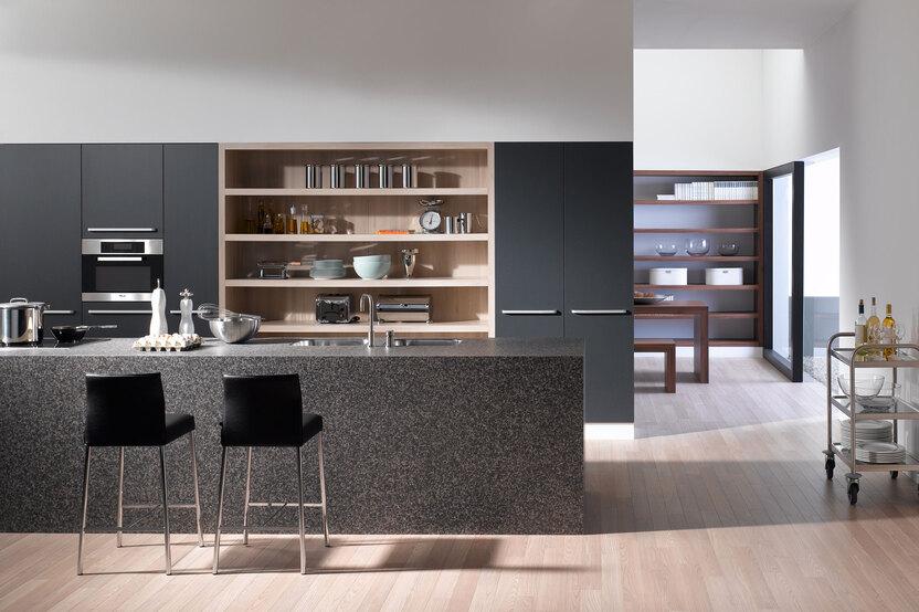 Impression einer offenen Küche mit Küchentheke Impression einer offenen Küche mit Küchentheke in dunkler Anthrazit-Lackierung