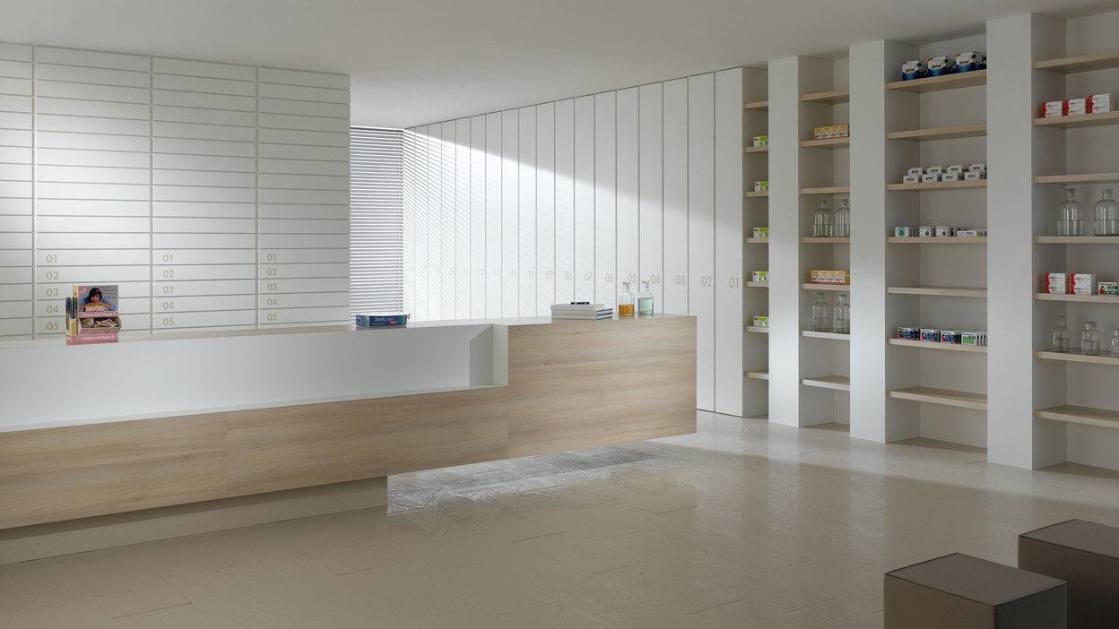 Impressionen einer Apothekeneinrichtung mit hellen Holzmöbeln und geräumigem Regalsystem, sowie aufgeräumten Empfang.