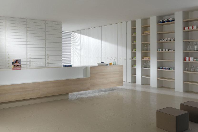Impressionen einer Apothekeneinrichtung mit hellen Holzmöbeln und geräumigem Regalsystem, sowie aufgeräumten Empfang.