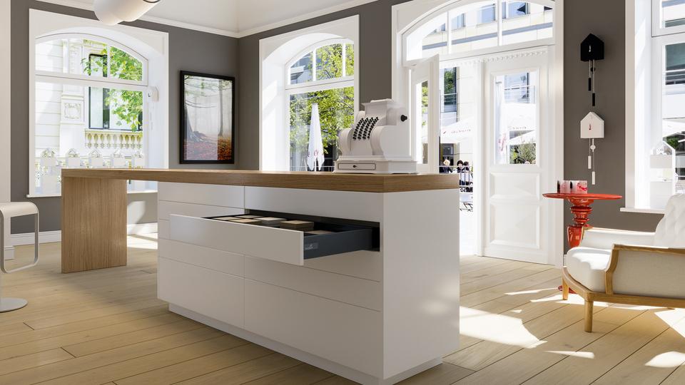 Offene Esszimmergestaltung mit Küchentresen, weiß lackiert und naturbelassenes Holz in Kombination mit Schubladen.