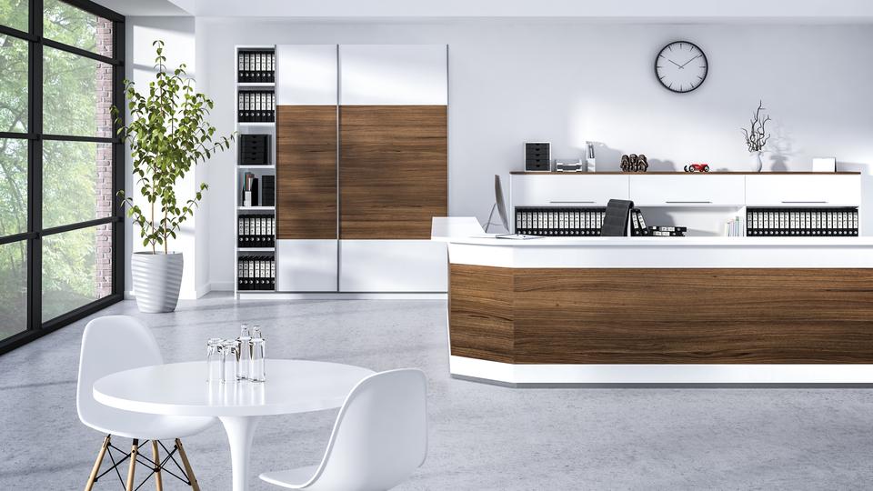 Küchenimpression in weiß mit dunkleren Holzakzenten und kleinem Esstisch