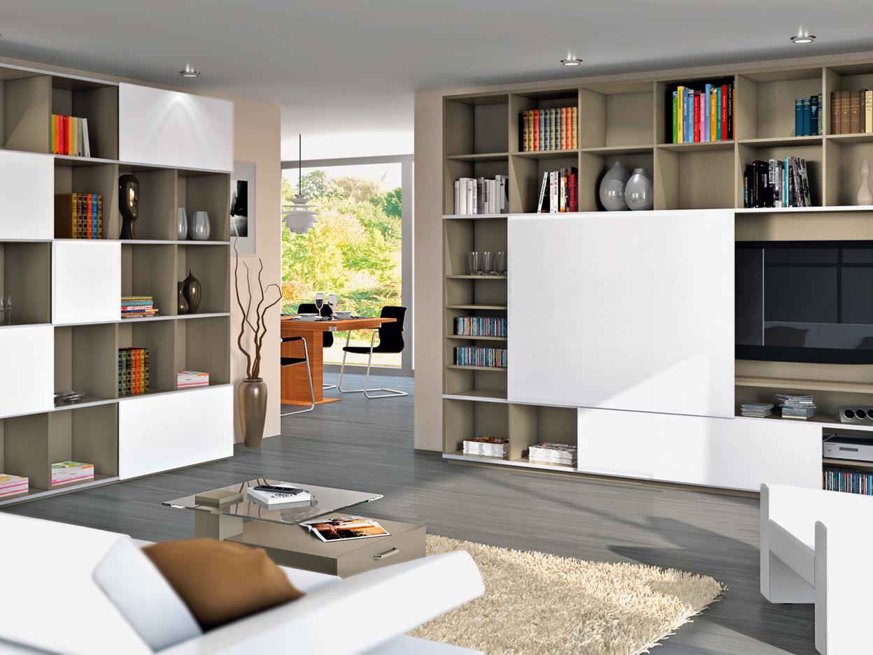 Wohnraumimpression mit Einbauregalen und mehreren weißen Schranktüren in Kombination mit weißem Sofa neu sortiert