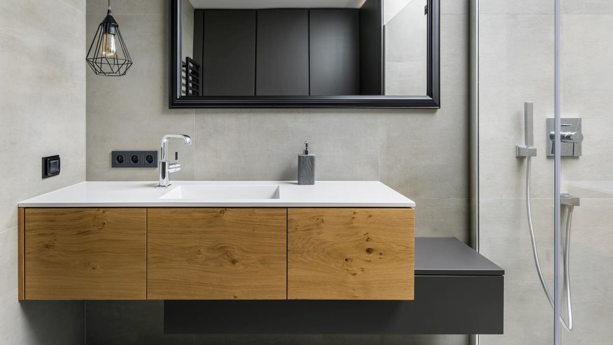 Frontansicht asymmetrischer Waschtisch mit Echtholz und Lackierung Frontansicht asymmetrischer Waschtisch mit Echtholz und Lackierung, rechteckiger Spiegel, Industriestil