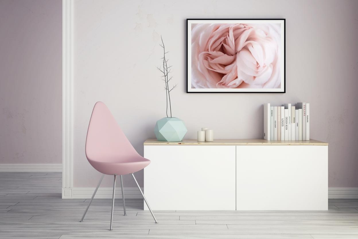 Raumgestaltung mit Sideboard Sideboard weiß mit rosa Dekoration