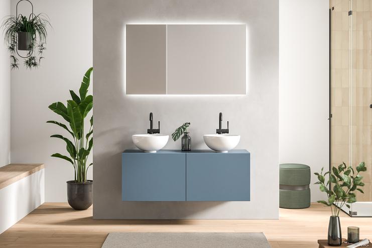 Modernes Bad nach Maß mit einem schwebenden Doppelwaschbecken in Blau, dazu passende minimalistische Spiegel und sanfte Beleuchtung.