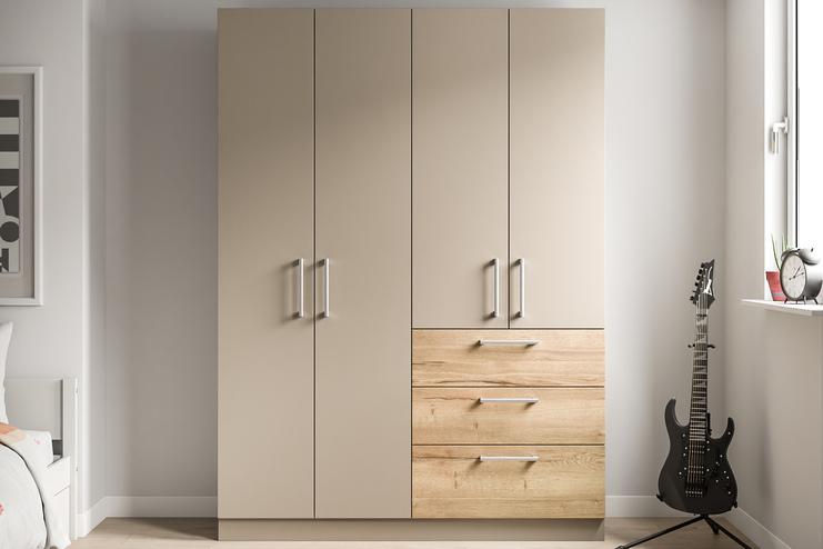 Stilvoller Schrank nach Maß im modernen Kinderzimmer. Ein hoher, zweifarbig gestalteter Schrank nach Maß mit glatten Türen und Holzschubladen bietet eine elegante Aufbewahrungslösung im Kinderzimmer.